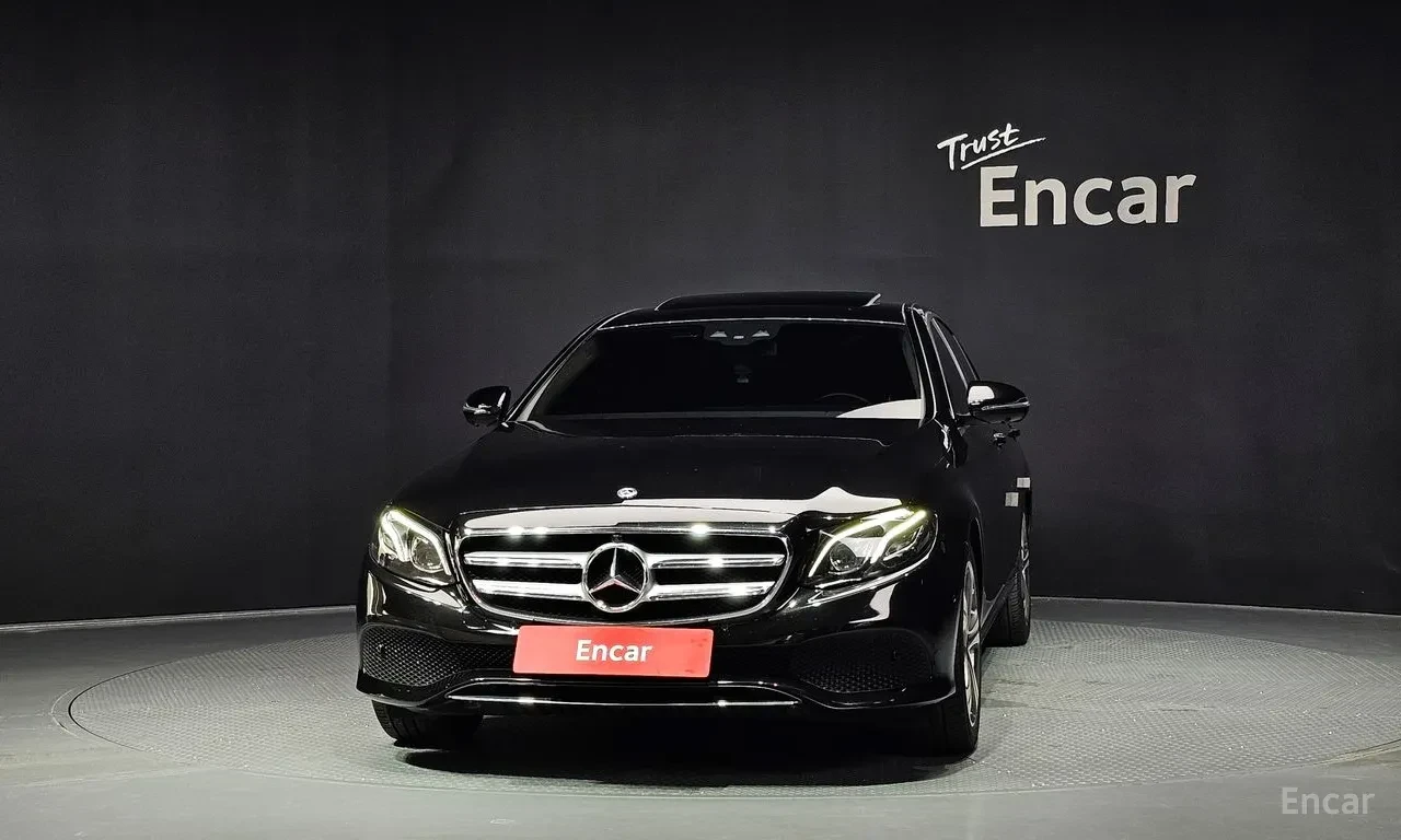 Mercedes-Benz E 300 4MATIC / 360 / HUD / ШИБИДАХ / ЛИЗИНГ /, снимка 3 - Автомобили и джипове - 55778678