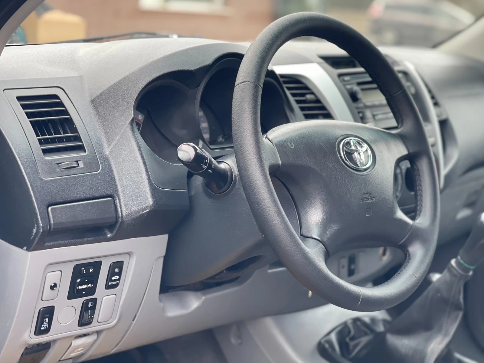 Toyota Hilux 2.5D4-D 4x4, снимка 13 - Автомобили и джипове - 53971405