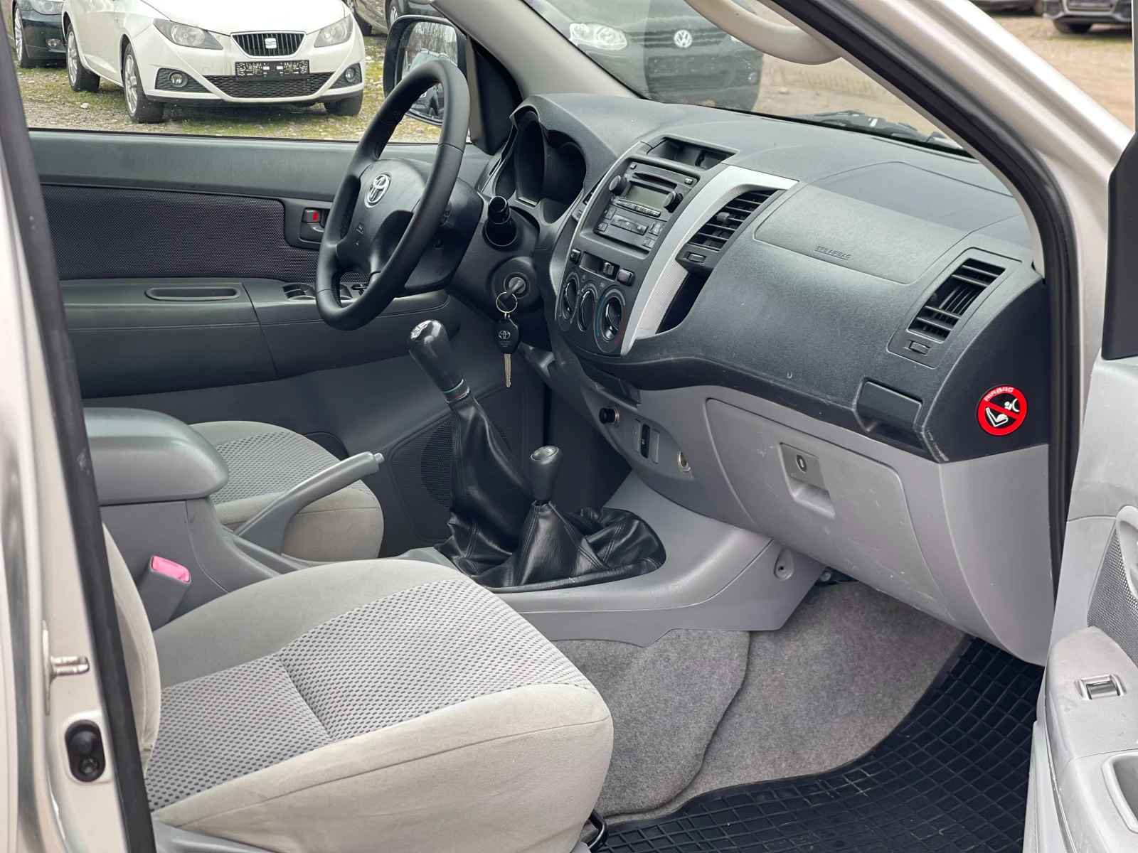 Toyota Hilux 2.5D4-D 4x4, снимка 10 - Автомобили и джипове - 53971405