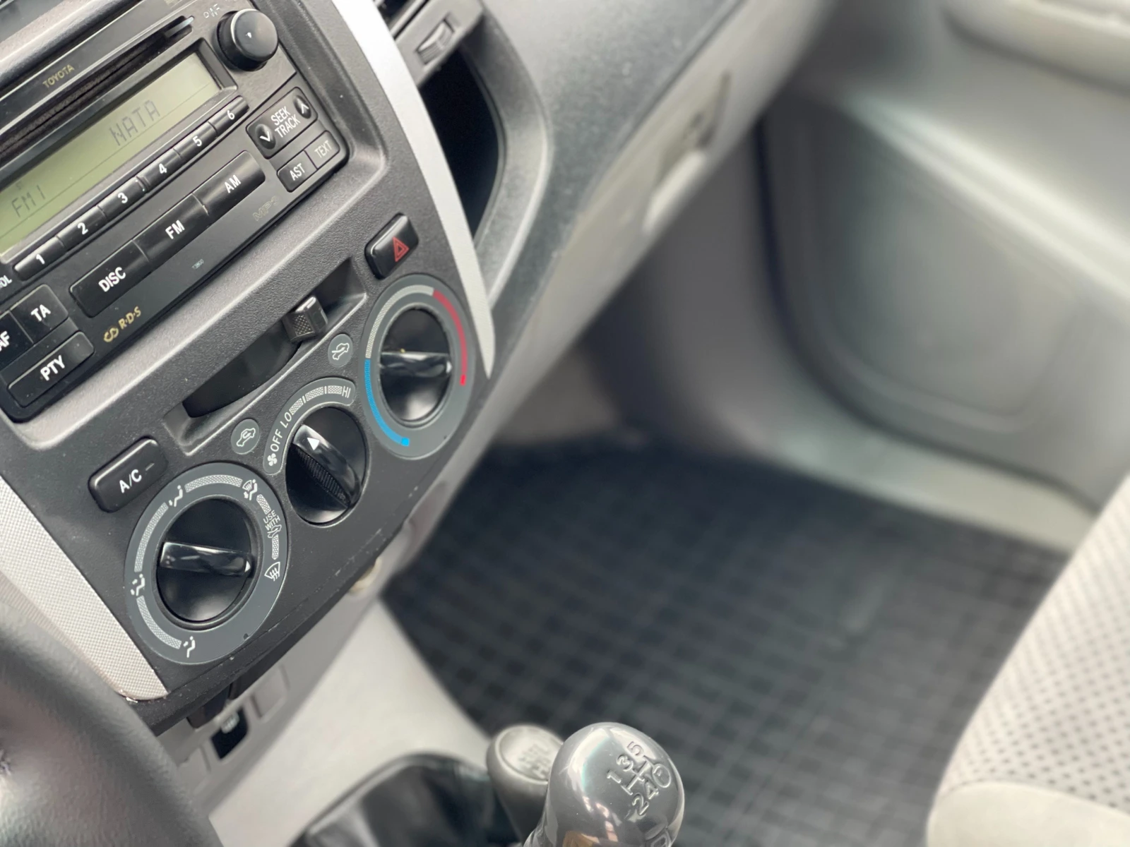 Toyota Hilux 2.5D4-D 4x4, снимка 14 - Автомобили и джипове - 53971405