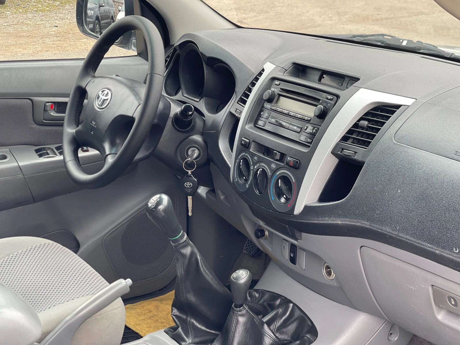 Toyota Hilux 2.5D4-D 4x4, снимка 11 - Автомобили и джипове - 53971405