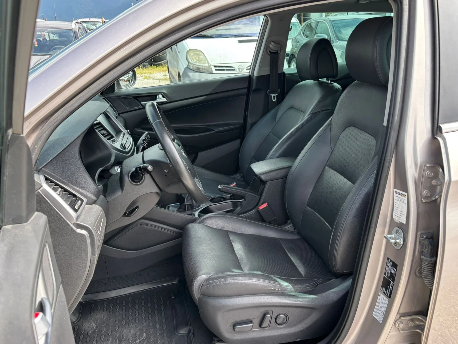 Hyundai Tucson 2.0crdi 4x4 Xpossible, снимка 11 - Автомобили и джипове - 54624764