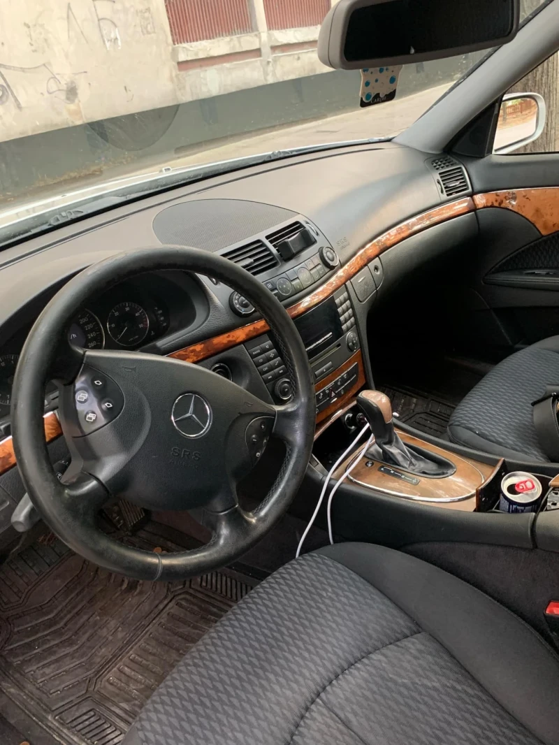 Mercedes-Benz E 220, снимка 3 - Автомобили и джипове - 47539740