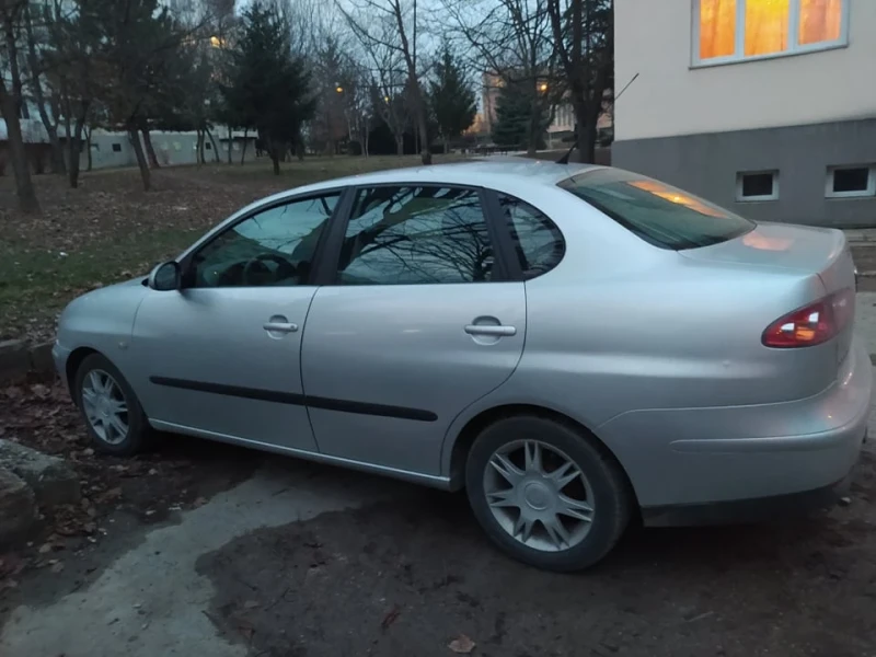 Seat Cordoba 1.4 Газ, снимка 3 - Автомобили и джипове - 52225543