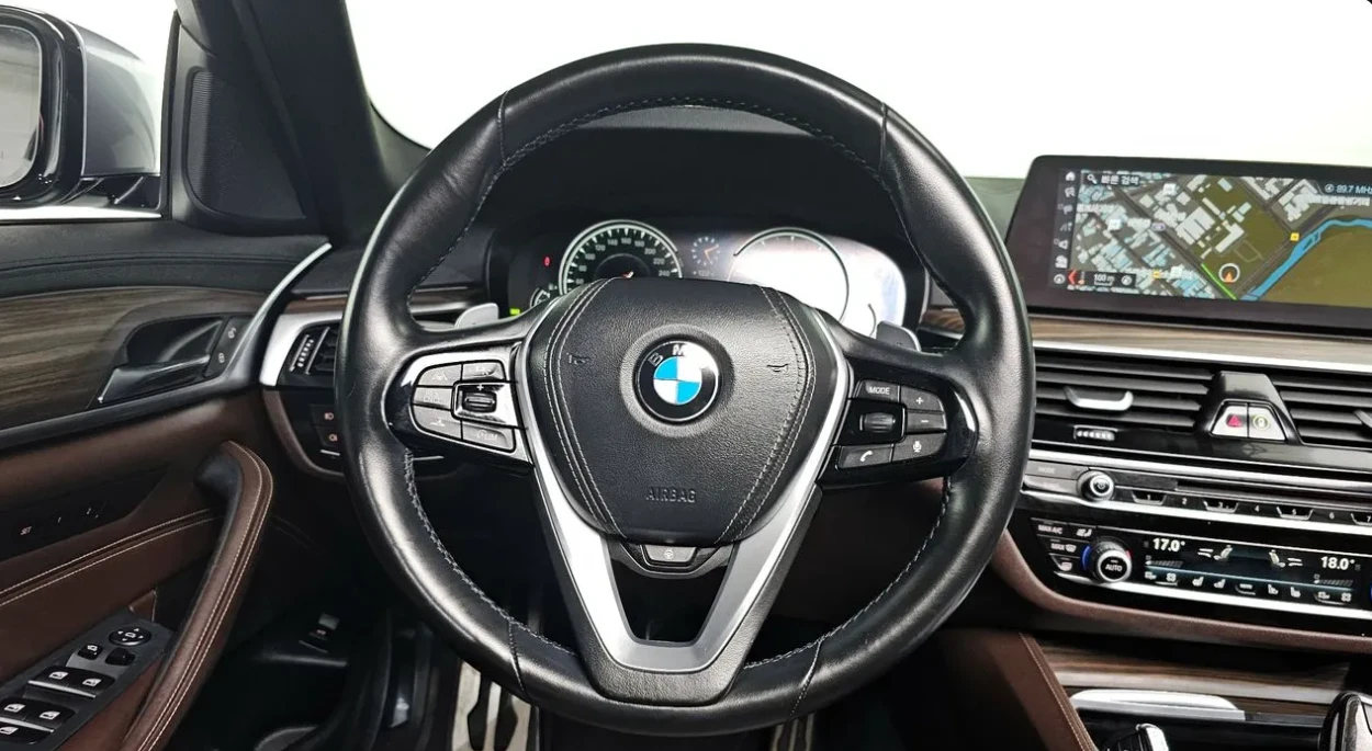 BMW 530 i xDrive M Sport Plus, снимка 11 - Автомобили и джипове - 54479539