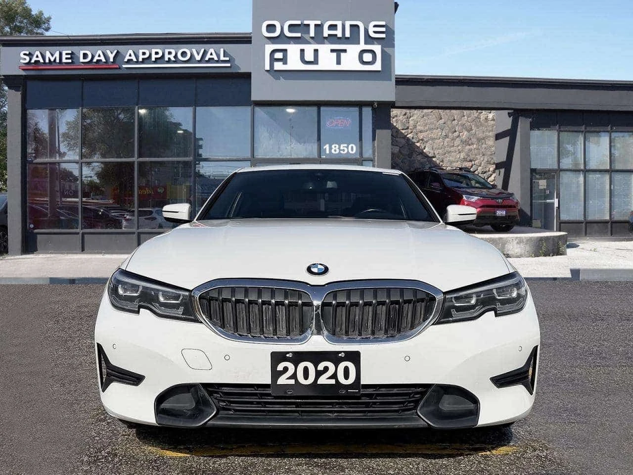BMW 330 * 330i xDrive Sedan * CARFAX * ЦЕНА ДО БГ, снимка 2 - Автомобили и джипове - 54785364