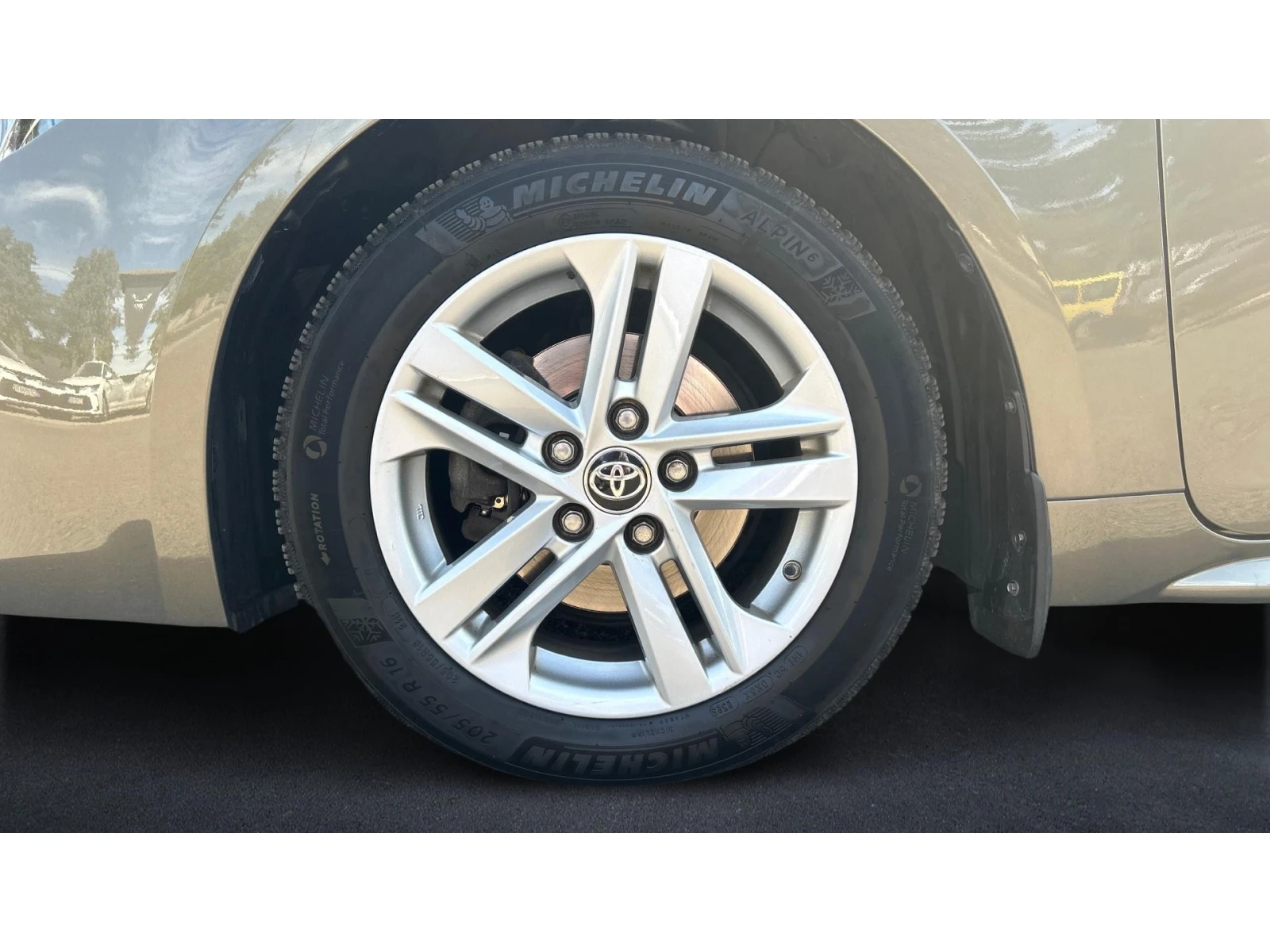 Toyota Corolla 1. 8 HSD  Executive, ������� ������ �� 270   | Mobile.bg � ����������� 16
