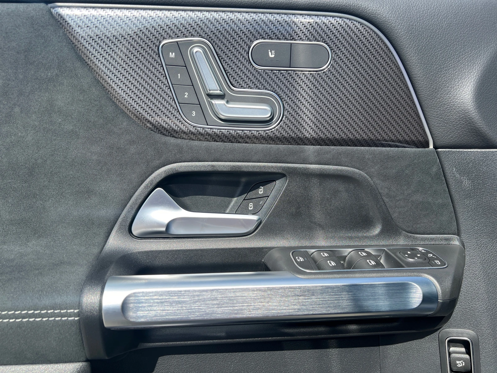 Mercedes-Benz GLB 220 4MATIC 6+ 1, снимка 10 - Автомобили и джипове - 53993480