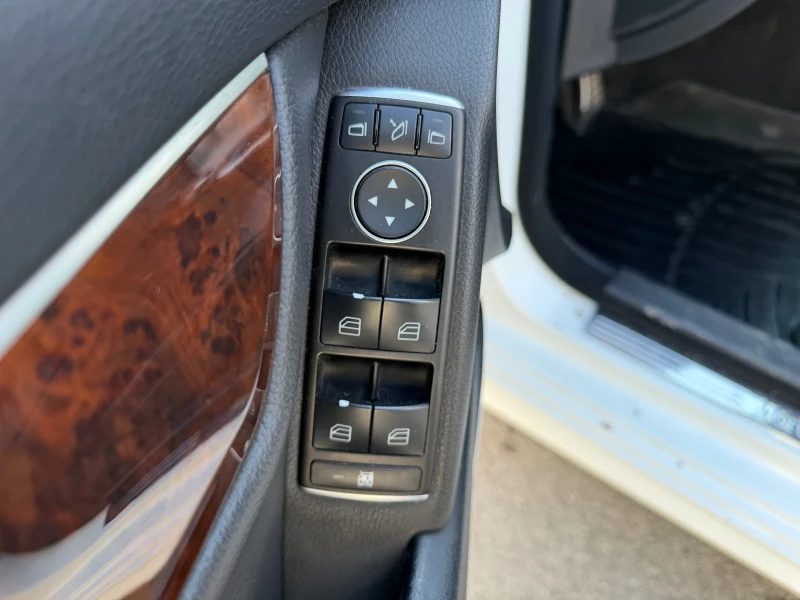 Mercedes-Benz C 300, снимка 11 - Автомобили и джипове - 53405804