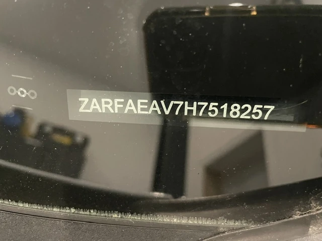 Alfa Romeo Giulia Quadrifoglio *  Keyless * CARFAX * АВТО КРЕДИТ * , снимка 13 - Автомобили и джипове - 54767220