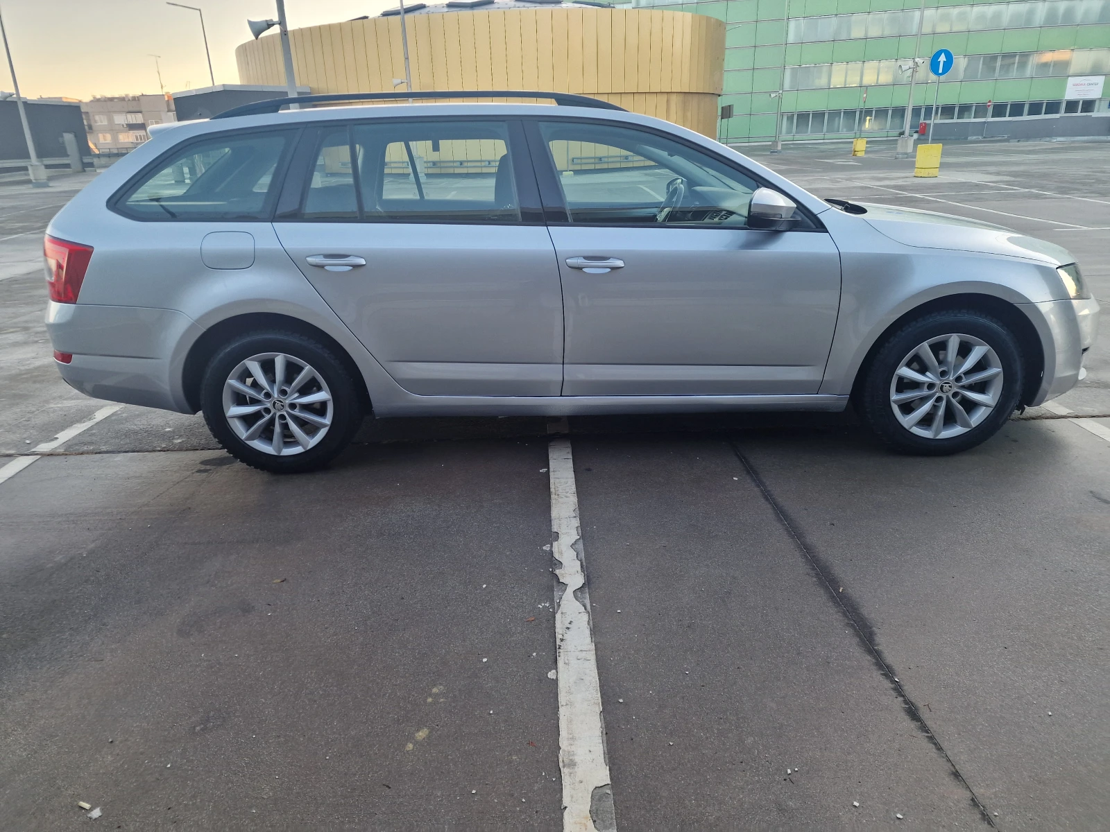 Skoda Octavia 1.6 TDI Wagon Ambition 4X4 - изображение 4