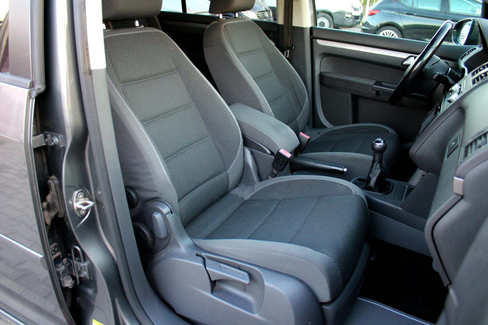 VW Touran 1.6TDI 7 МЕСТЕН/СОБСТВЕН ЛИЗИНГ, снимка 13 - Автомобили и джипове - 55994497