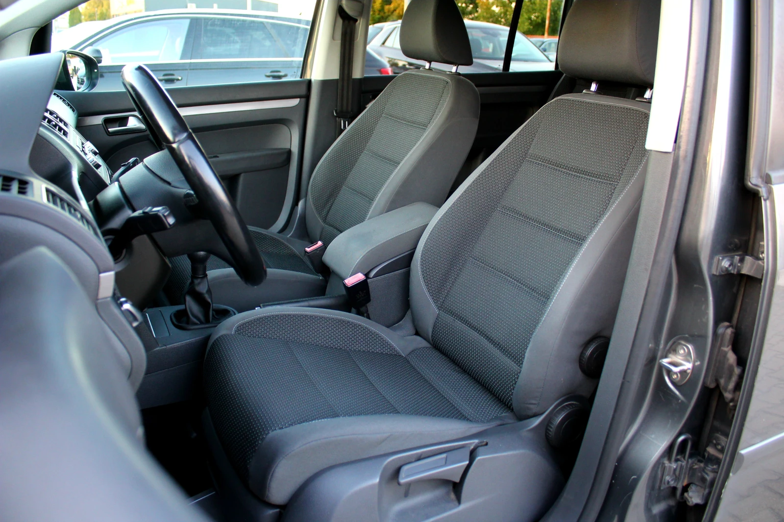 VW Touran 1.6TDI 7 МЕСТЕН/СОБСТВЕН ЛИЗИНГ, снимка 11 - Автомобили и джипове - 55994497