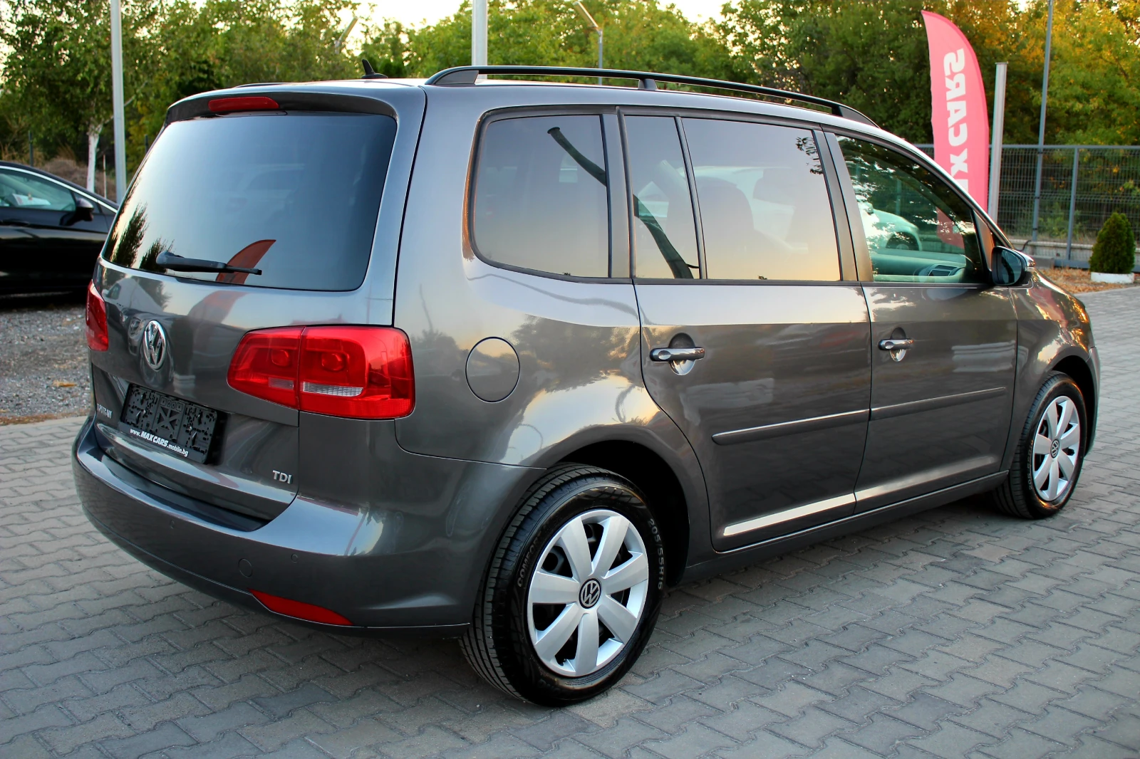VW Touran 1.6TDI 7 МЕСТЕН/СОБСТВЕН ЛИЗИНГ, снимка 7 - Автомобили и джипове - 55994497