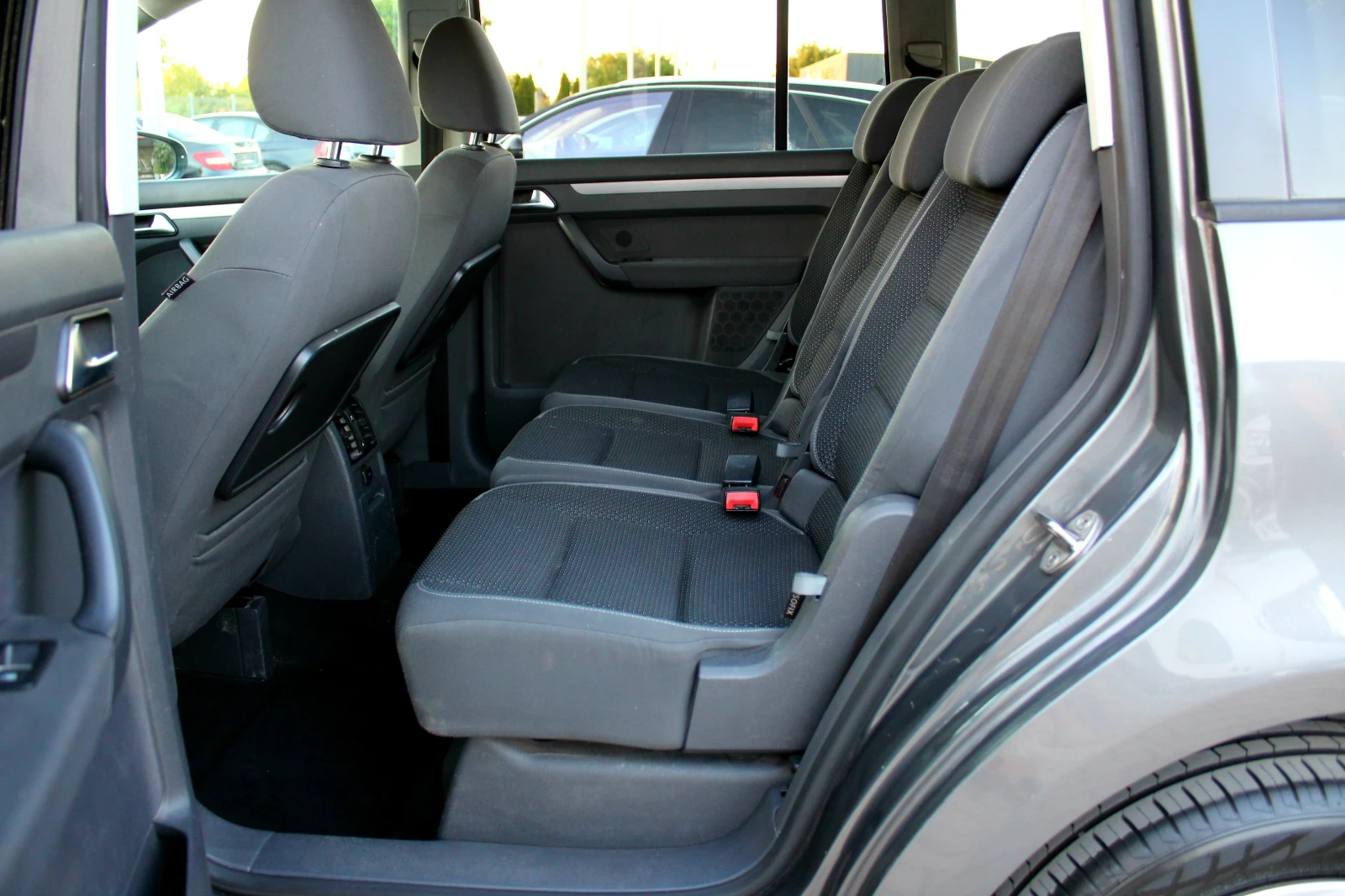 VW Touran 1.6TDI 7 МЕСТЕН/СОБСТВЕН ЛИЗИНГ, снимка 14 - Автомобили и джипове - 55994497
