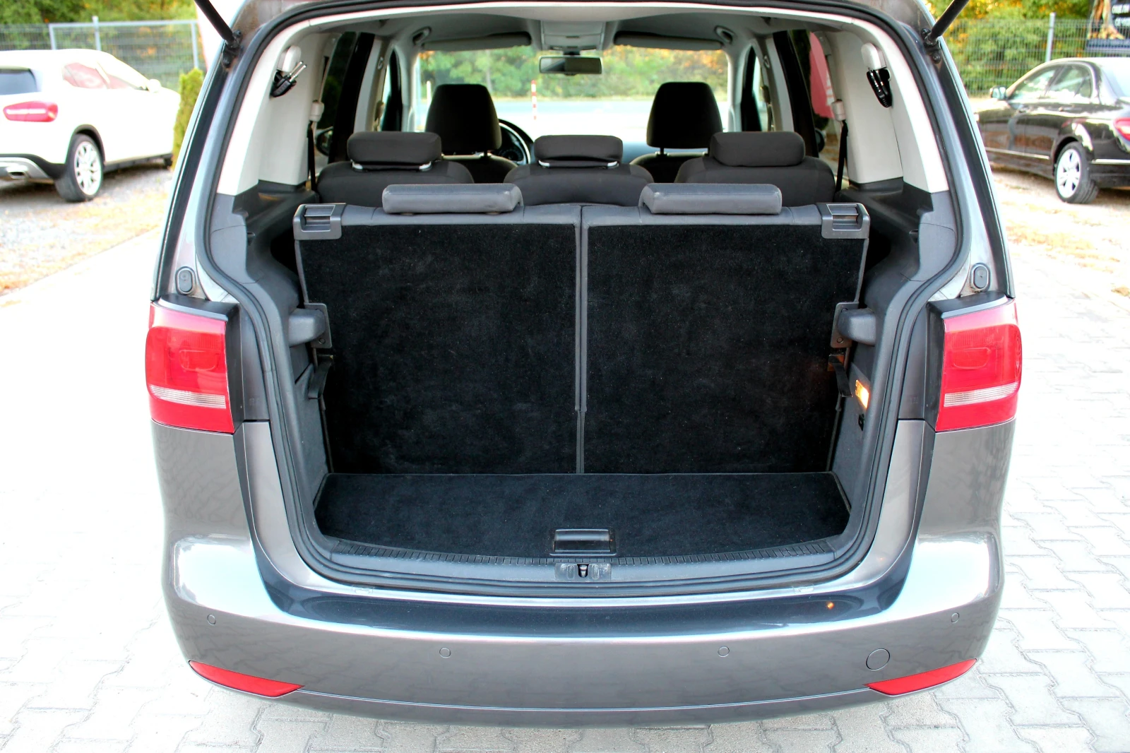 VW Touran 1.6TDI 7 МЕСТЕН/СОБСТВЕН ЛИЗИНГ, снимка 8 - Автомобили и джипове - 55994497