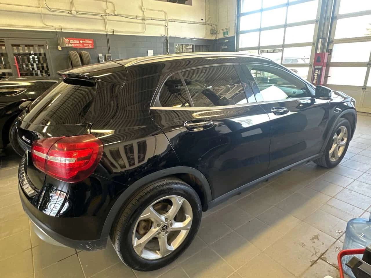 Mercedes-Benz GLA 250 4MATIC/ПАНОРАМА/ПОДГРЕВИ/АВТОФИНАНСИРАНЕ, снимка 4 - Автомобили и джипове - 54688479