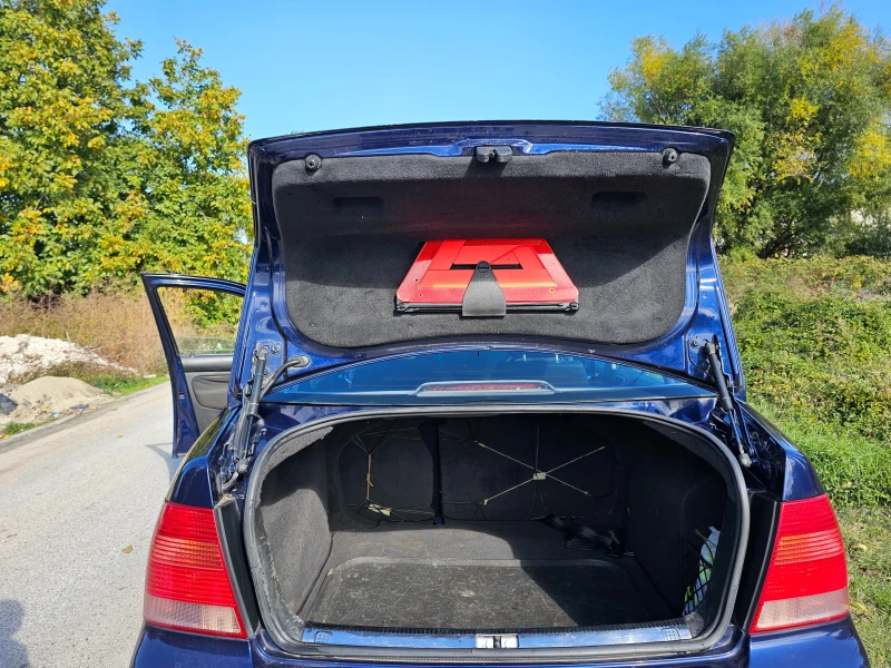 VW Bora 1.6 SR, снимка 11 - Автомобили и джипове - 52105999