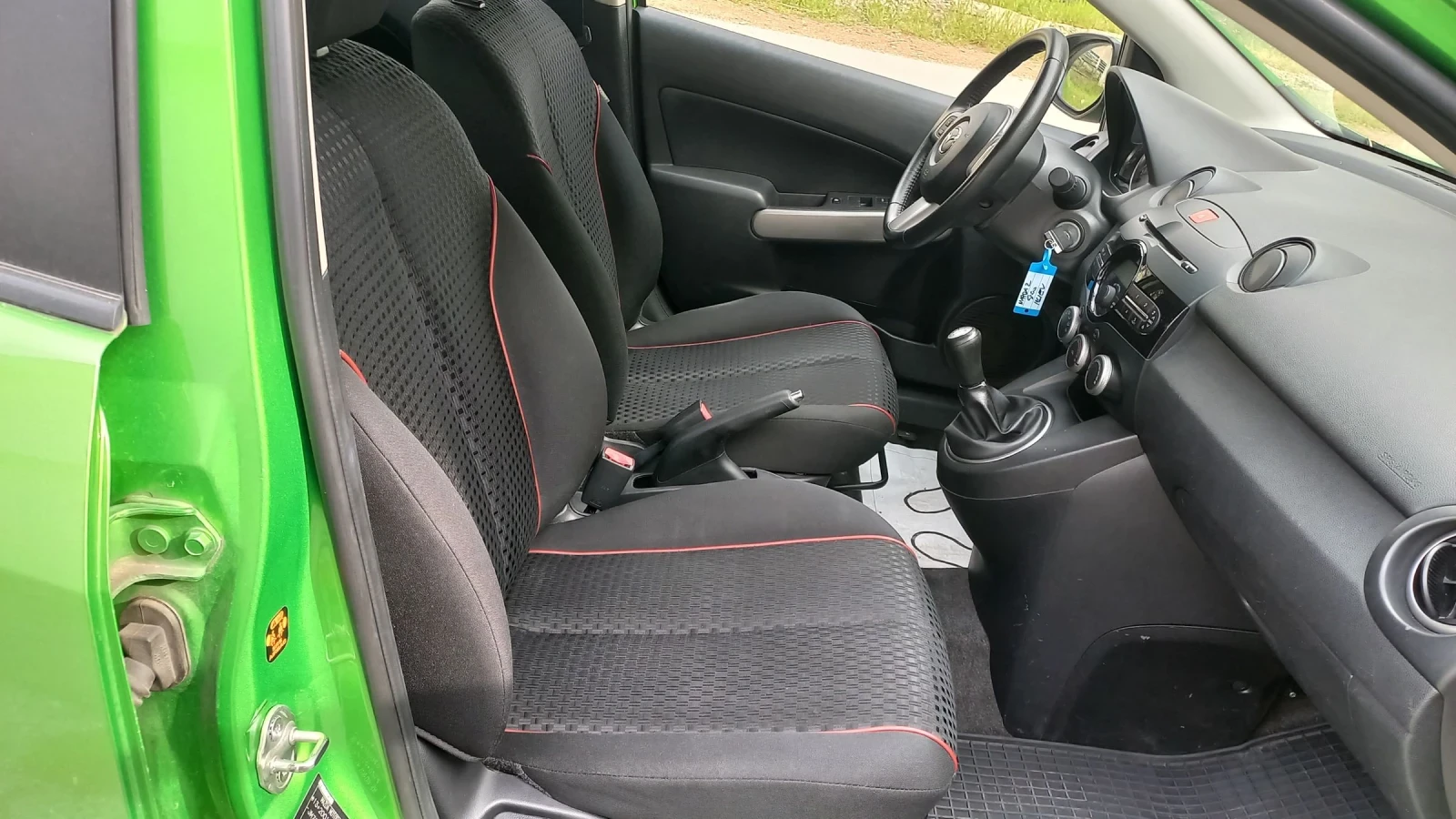 Mazda 2 1.3i 85кс, снимка 11 - Автомобили и джипове - 54217323