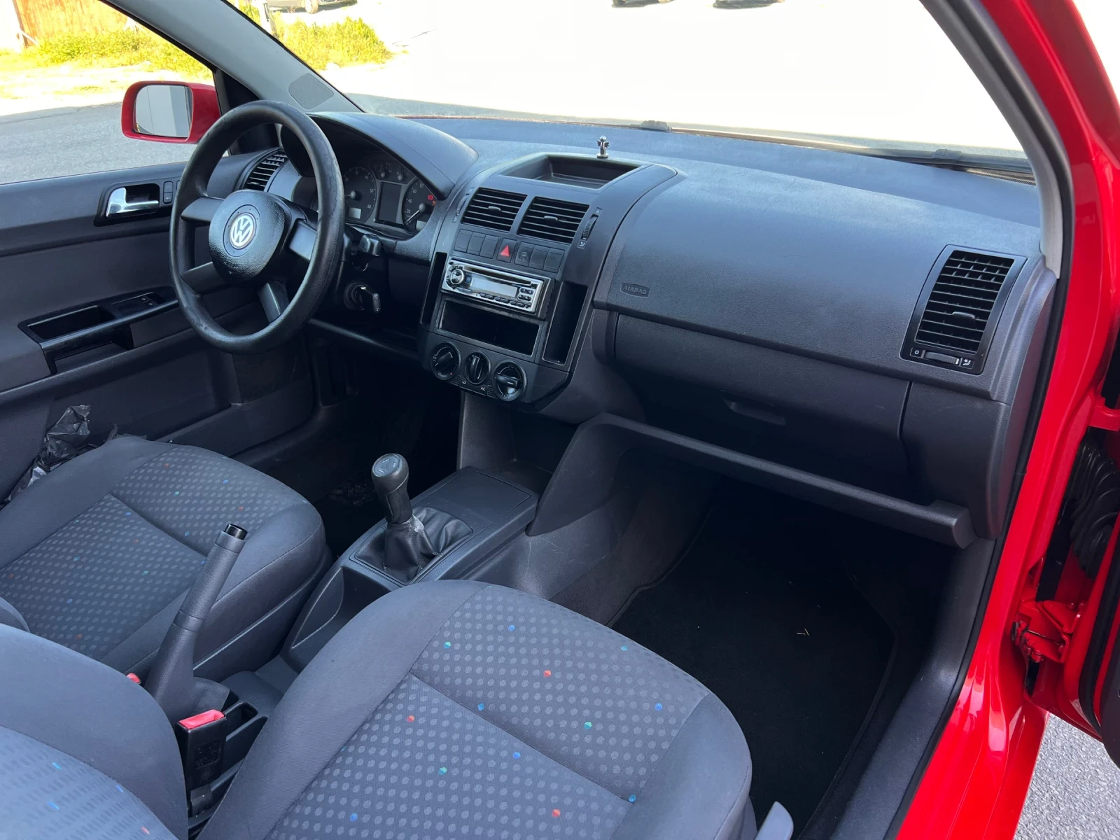 VW Polo 1.4i 75k.c * Климатик* , снимка 11 - Автомобили и джипове - 54429695