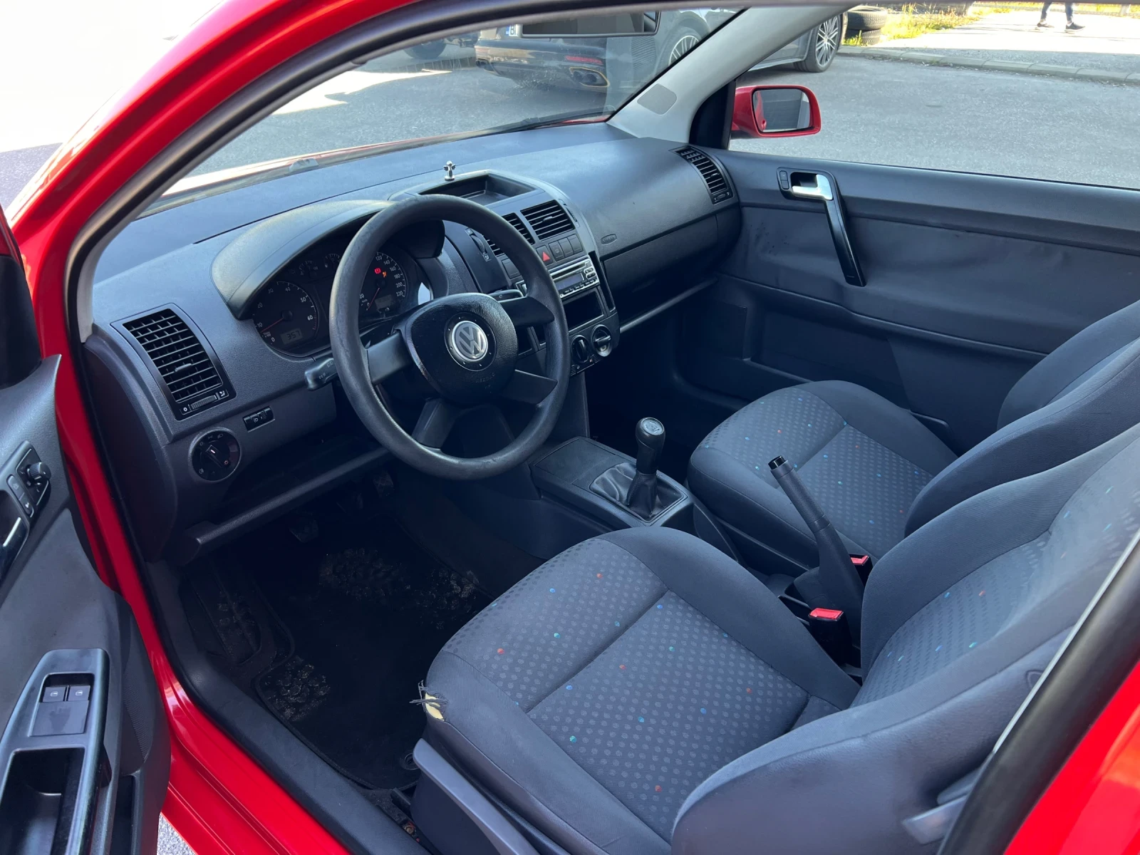 VW Polo 1.4i 75k.c * Климатик* , снимка 9 - Автомобили и джипове - 54429695