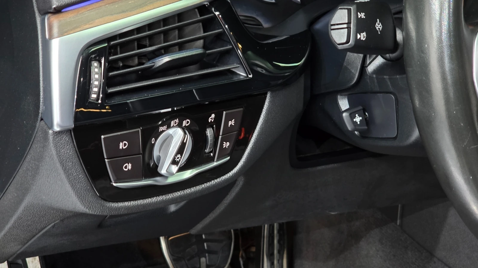 BMW 530 xDrive M SPORT * HUD* ПОДГРЕВИ* ОБДУХ* DISTR* , снимка 11 - Автомобили и джипове - 55187126