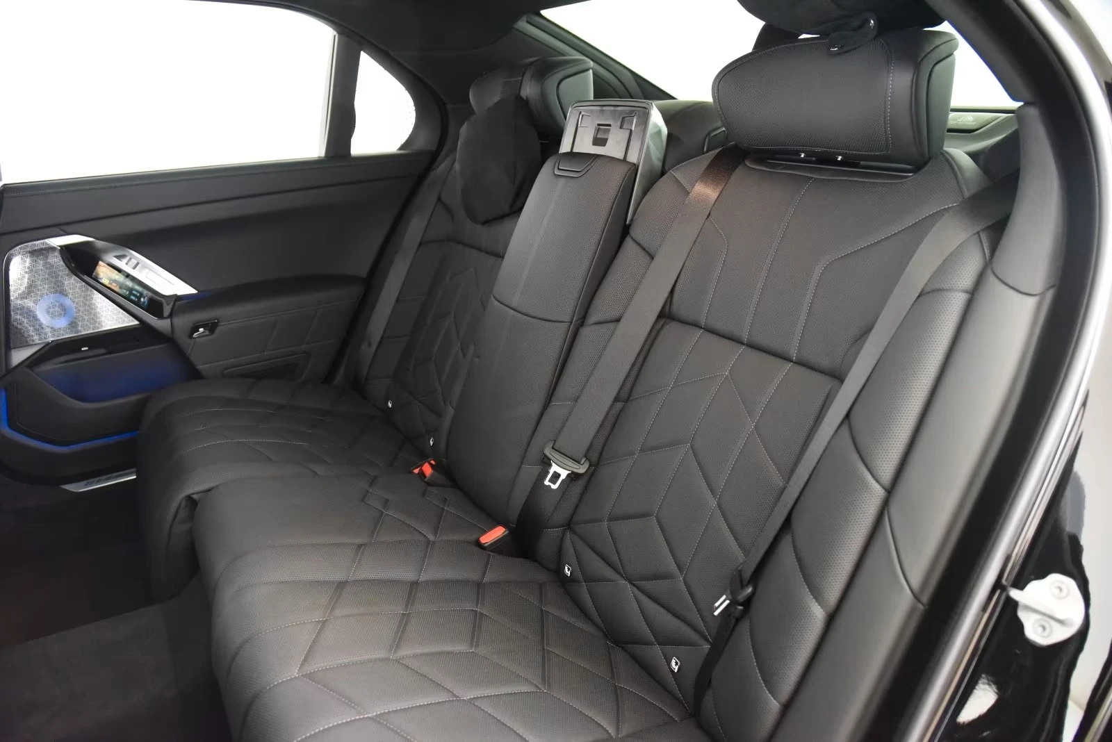 BMW 740 d xDrive/M SPORT PRO/B&W/INDIVIDUAL/360 , снимка 14 - Автомобили и джипове - 55275256