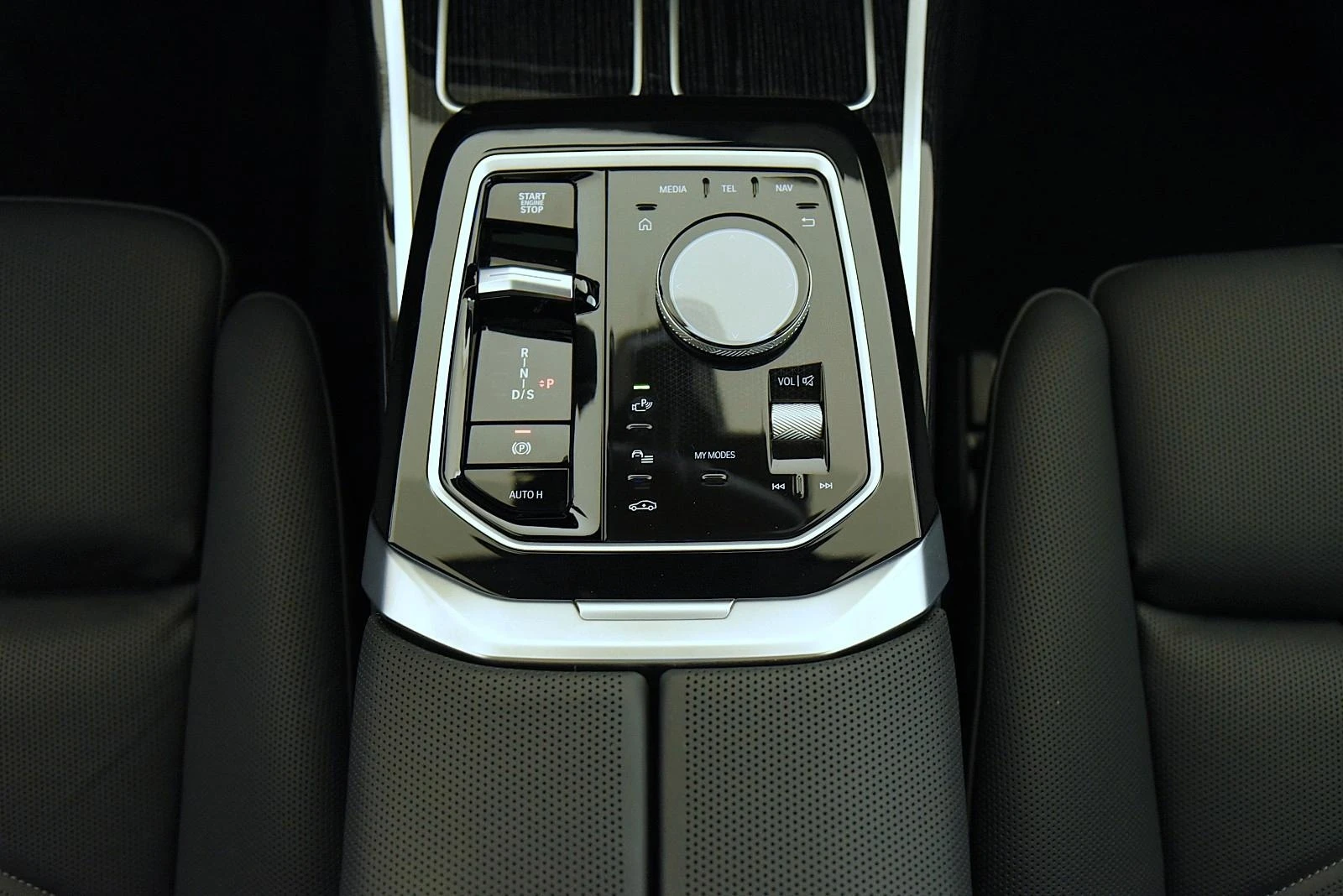 BMW 740 d xDrive/M SPORT PRO/B&W/INDIVIDUAL/360 , снимка 13 - Автомобили и джипове - 55275256