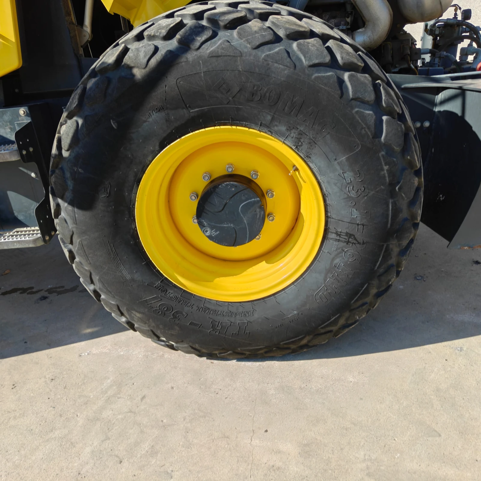 Валяк BOMAG BW 213 D САМО 1500 МОТО ЧАСА ЛИЗИНГ, снимка 8 - Индустриална техника - 56020222