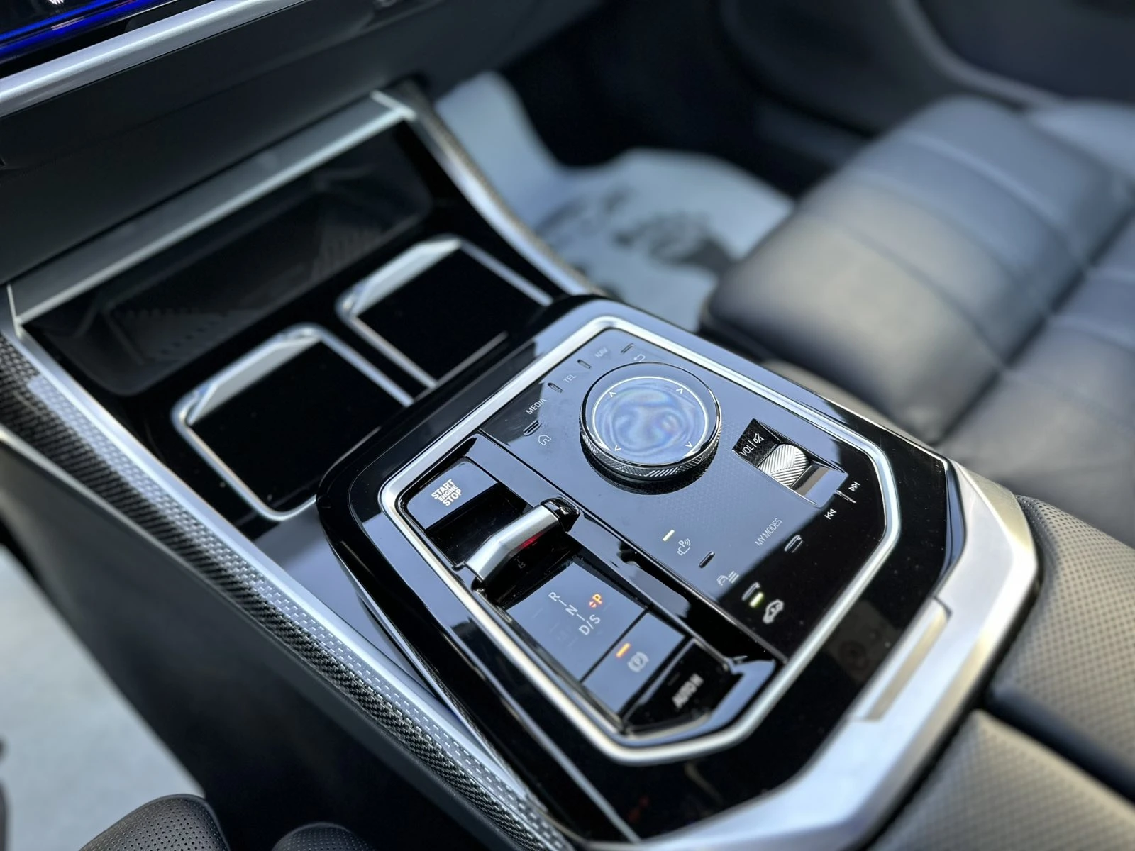 BMW 740 xDrive / TV/ FULL/ BW/ - изображение 10