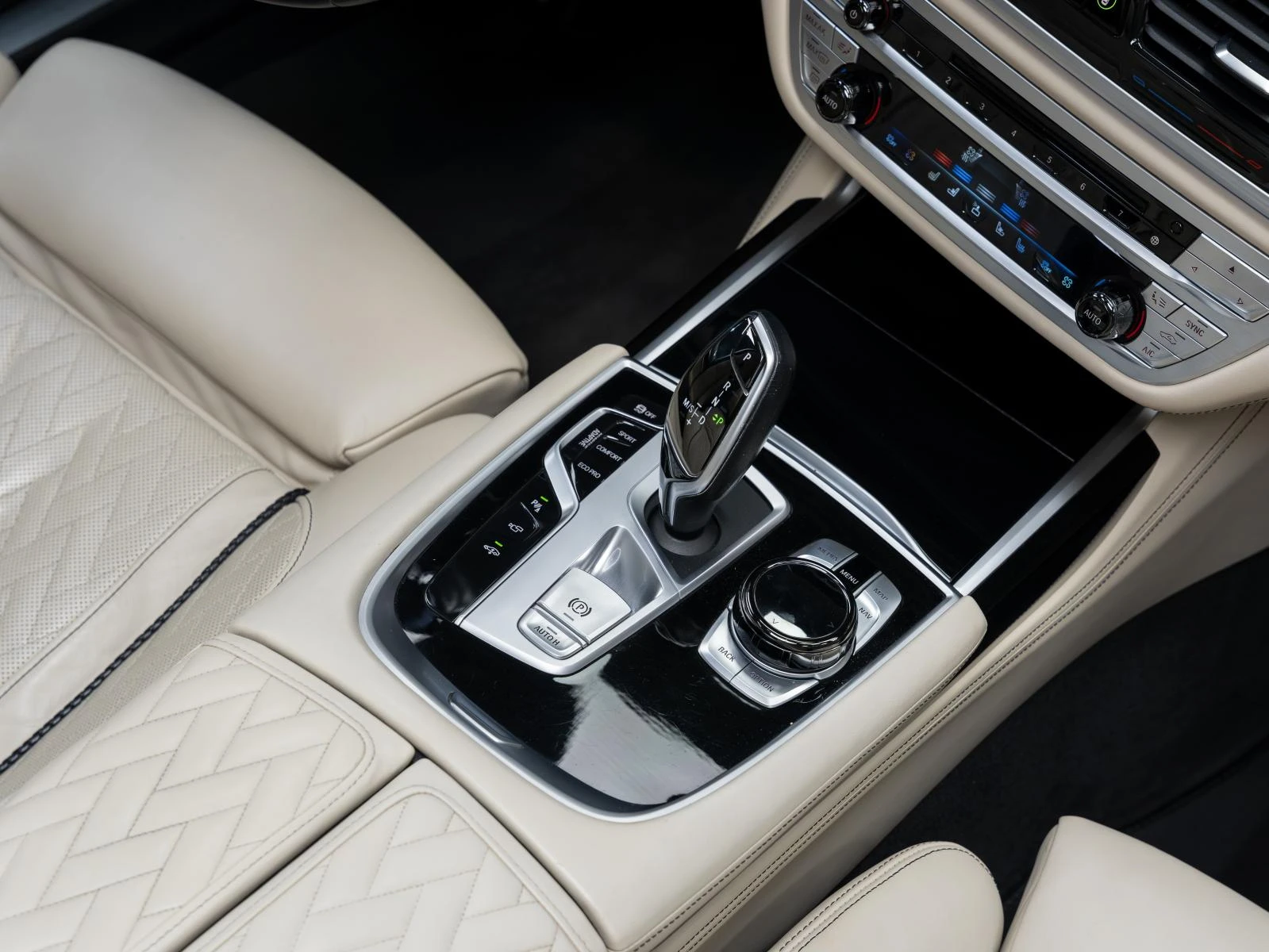 BMW 750 i* XDRIVE* B&W* 360 CAM* PANO* HUD* ОБДУХВ* , снимка 15 - Автомобили и джипове - 53923662