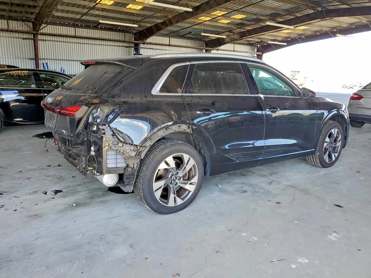 Audi E-Tron Premium Plus, снимка 3 - Автомобили и джипове - 54370285