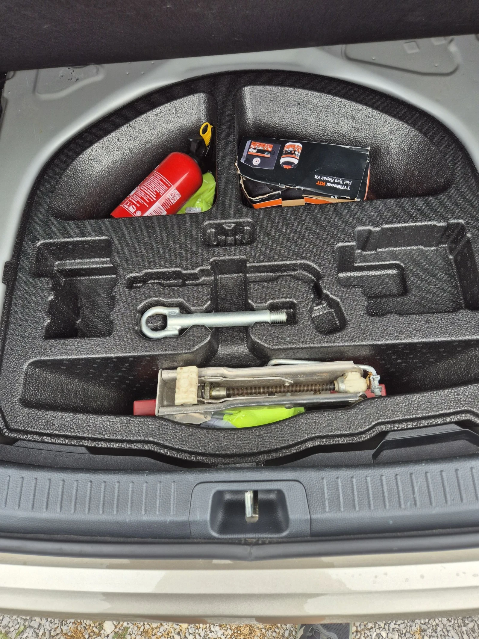 Toyota Corolla 1.8 HYBRID EXECUTIVE, снимка 7 - Автомобили и джипове - 55161612