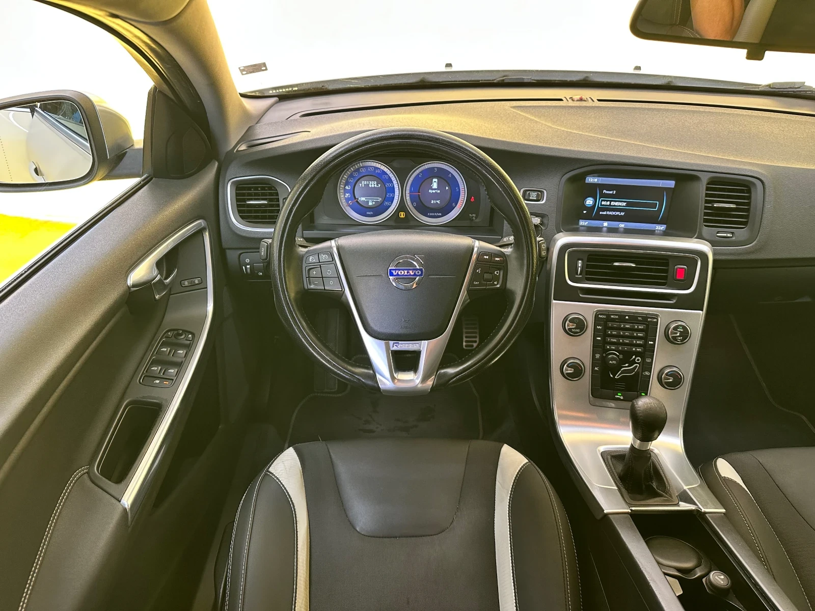 Volvo V60 R-Design, снимка 9 - Автомобили и джипове - 56430463