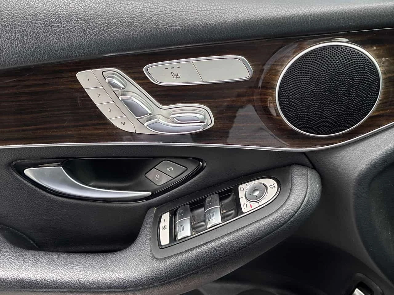 Mercedes-Benz GLC 4MATIC * ГЛАВНО ПРЕДСТАВИТЕЛСТВО НА MERCEDES* , снимка 17 - Автомобили и джипове - 56255397