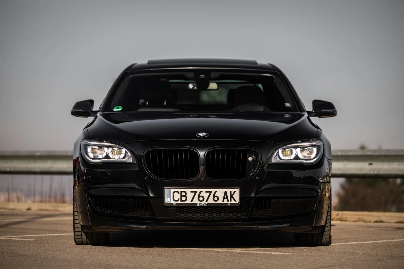BMW 750 Фул есктри, Фейс, М пакет, снимка 2 - Автомобили и джипове - 53123327