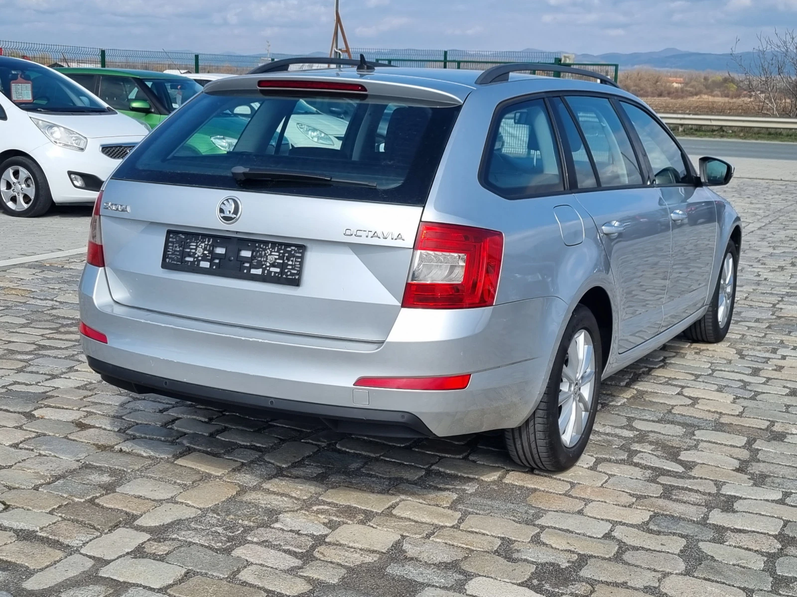 Skoda Octavia 1.6TDI 105кс NAVI ИТАЛИЯ - изображение 6