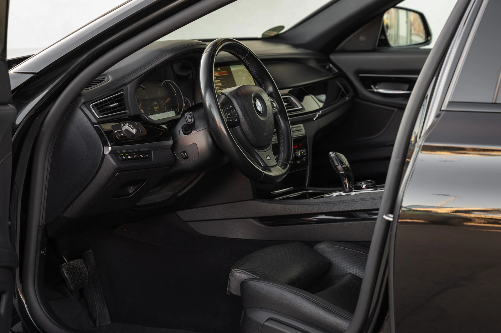 BMW 750 Фул екстри, Фейс, М пакет - изображение 9