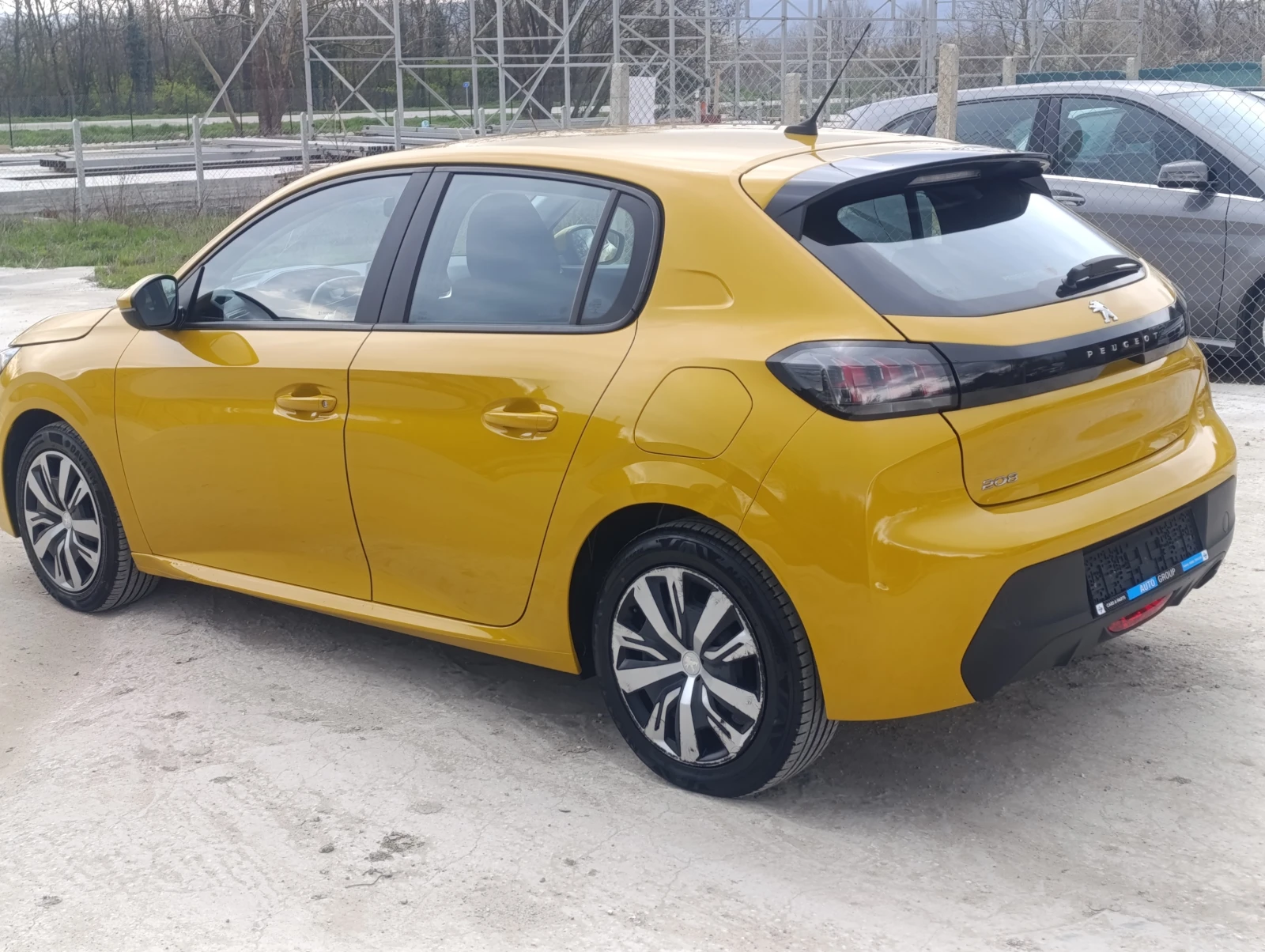 Peugeot 208 1, 2 i, снимка 4 - Автомобили и джипове - 54419421