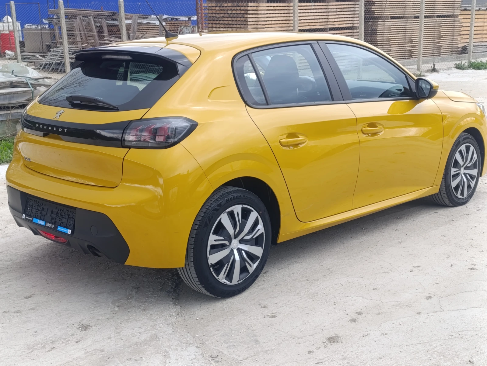 Peugeot 208 1, 2 i, снимка 3 - Автомобили и джипове - 54419421