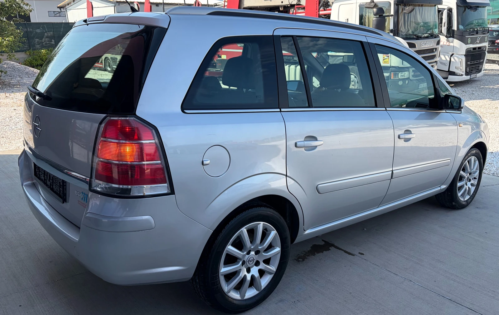 Opel Zafira 1.6i МЕТАН, снимка 4 - Автомобили и джипове - 54831371