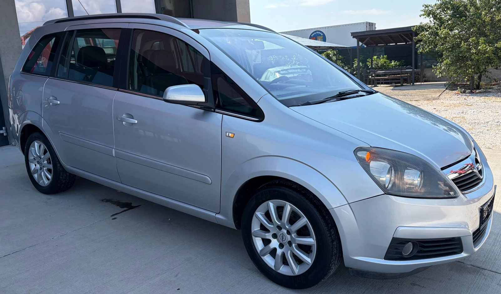 Opel Zafira 1.6i МЕТАН, снимка 3 - Автомобили и джипове - 54831371