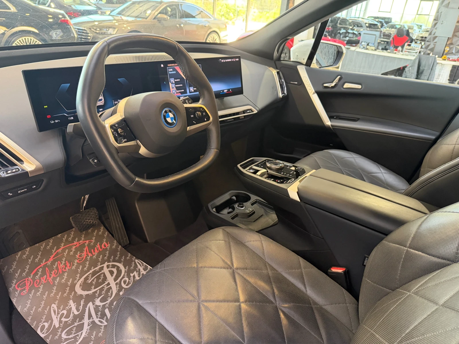BMW iX 40 xDrive * HARMAN/KARDON* HEAD UP * M PACKET* 360, снимка 6 - Автомобили и джипове - 54345700