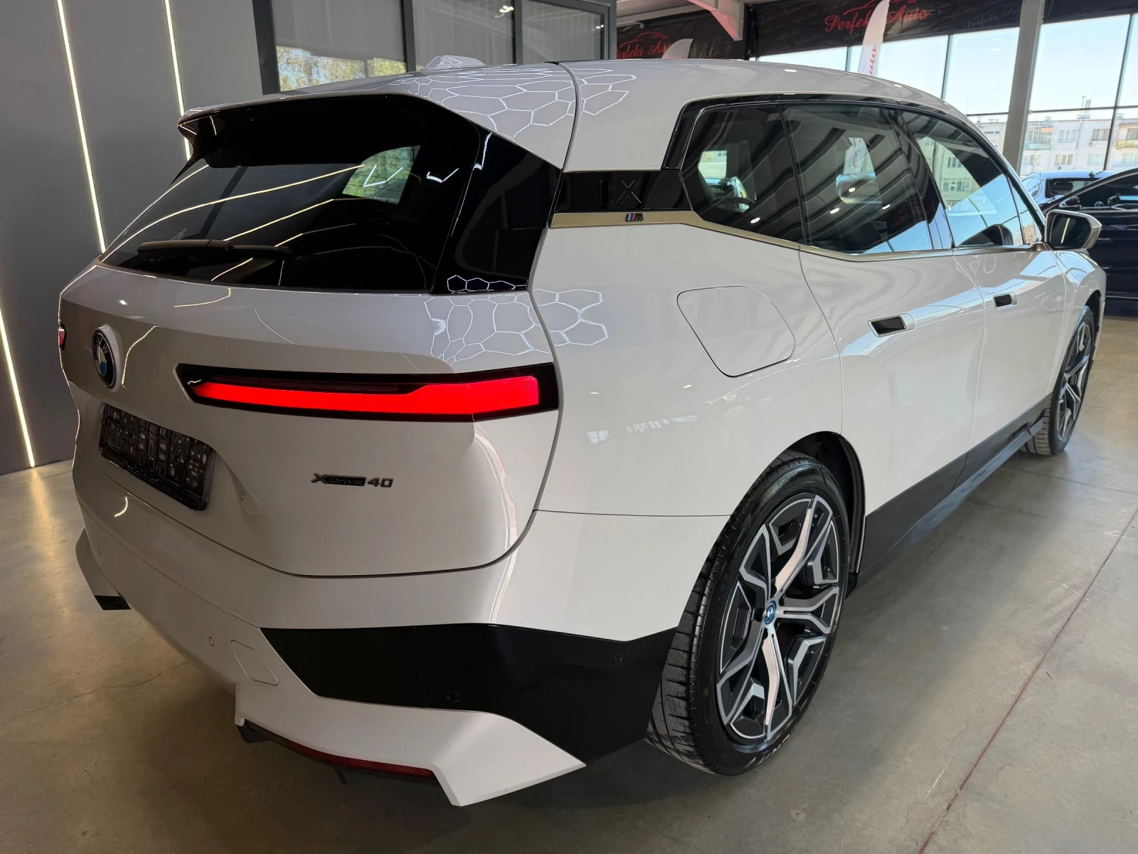 BMW iX 40 xDrive * HARMAN/KARDON* HEAD UP * M PACKET* 360, снимка 3 - Автомобили и джипове - 54345700