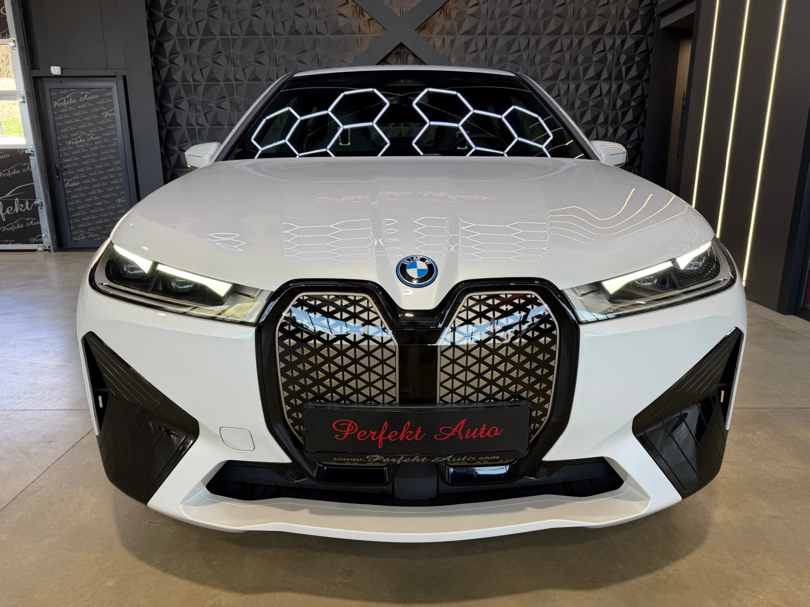 BMW iX 40 xDrive * HARMAN/KARDON* HEAD UP * M PACKET* 360, снимка 2 - Автомобили и джипове - 54345700