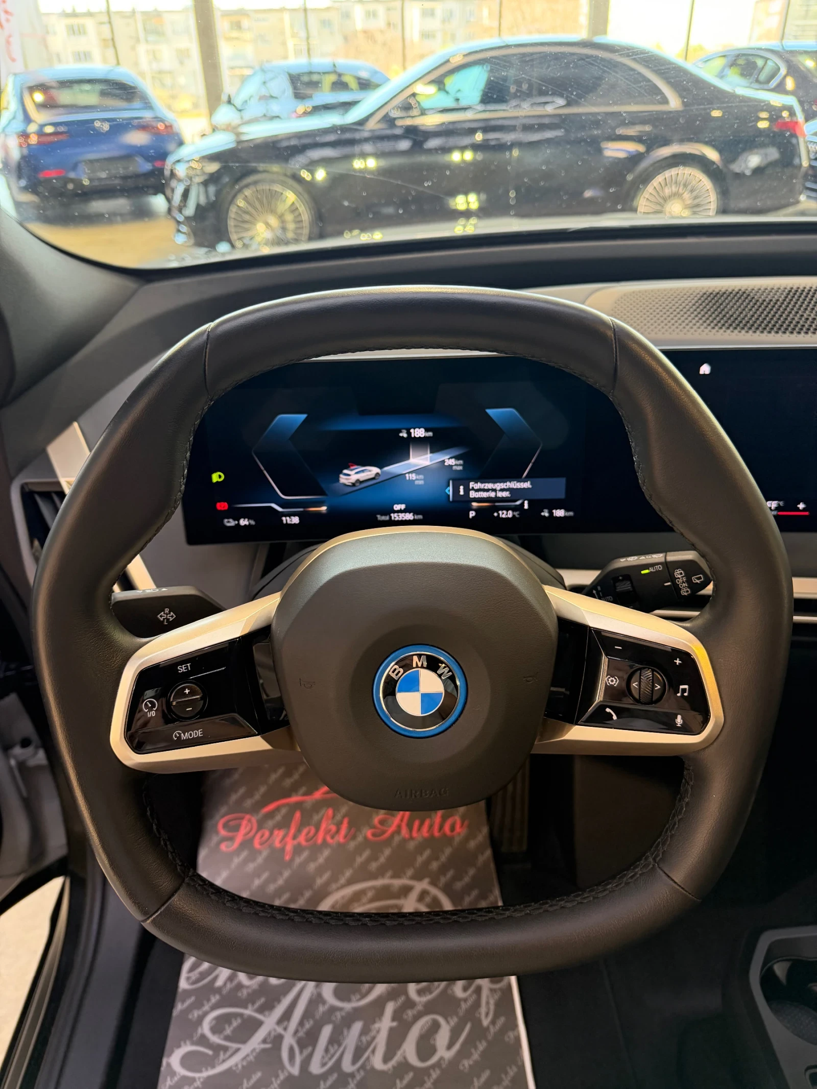 BMW iX 40 xDrive * HARMAN/KARDON* HEAD UP * M PACKET* 360, снимка 9 - Автомобили и джипове - 54345700