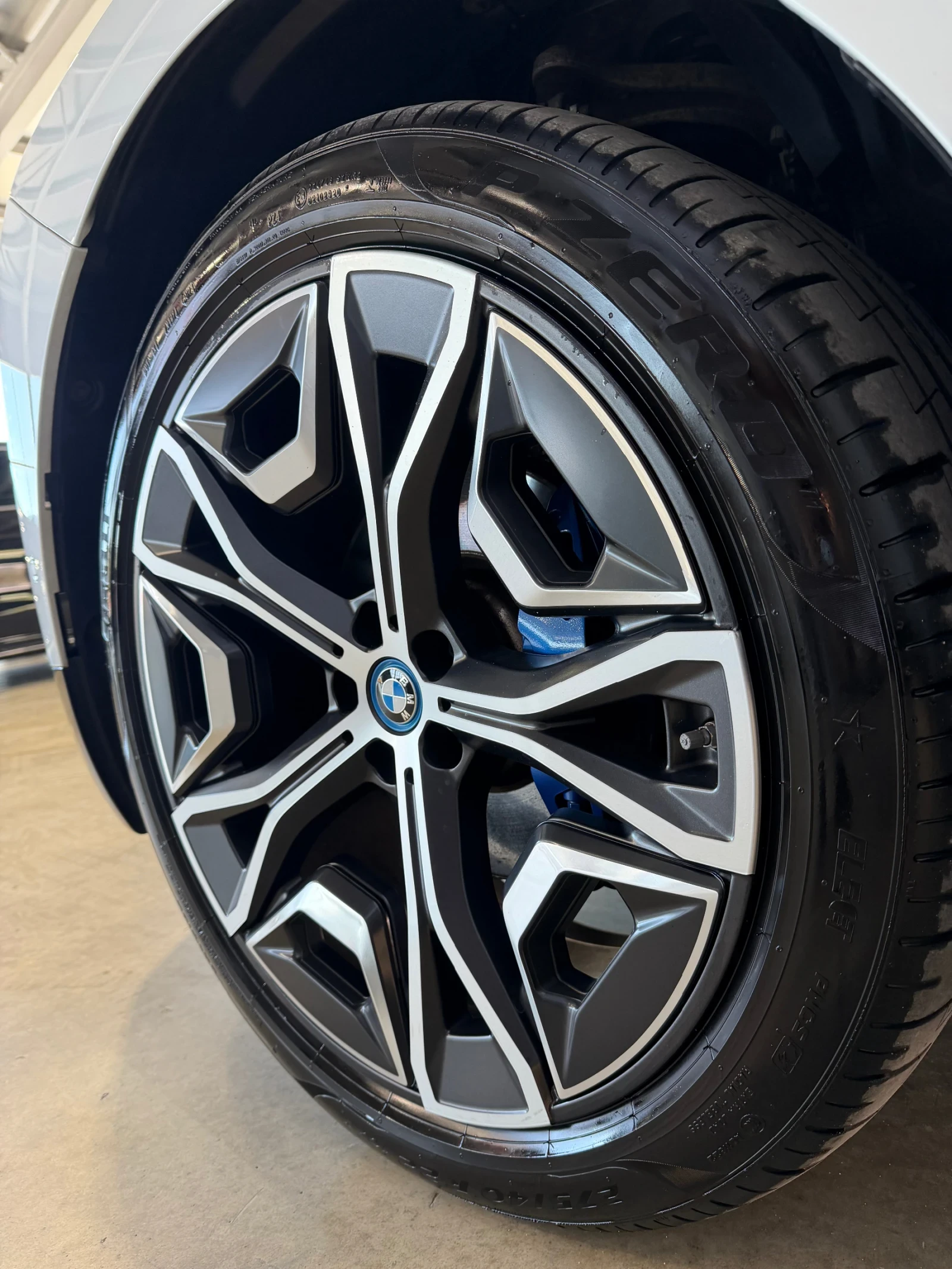 BMW iX 40 xDrive * HARMAN/KARDON* HEAD UP * M PACKET* 360, снимка 15 - Автомобили и джипове - 54345700