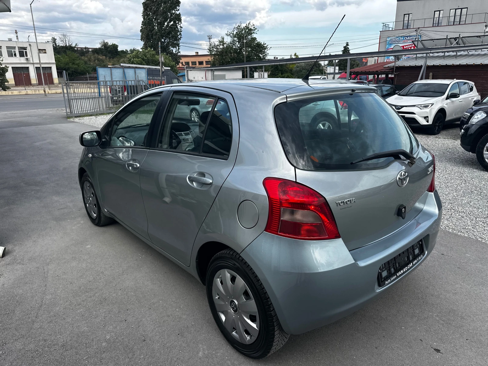 Toyota Yaris 1.3i 87к.с, снимка 3 - Автомобили и джипове - 55215323