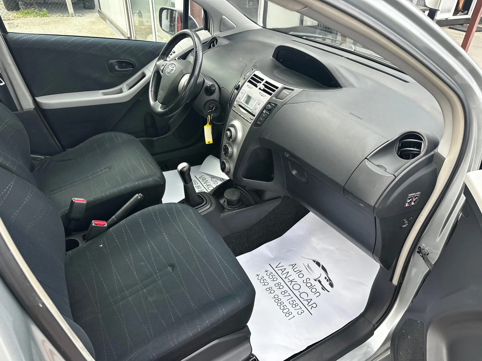 Toyota Yaris 1.3i 87к.с, снимка 6 - Автомобили и джипове - 55215323