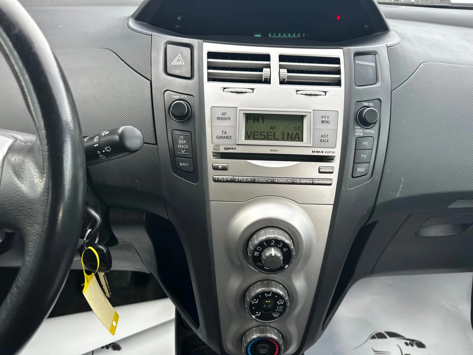 Toyota Yaris 1.3i 87к.с, снимка 9 - Автомобили и джипове - 55215323